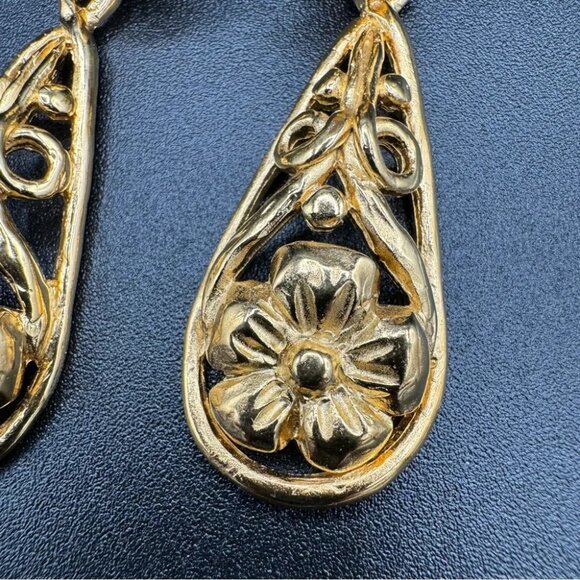 Vintage Trifari Gold Tone Flower Clip On Earrings - Picture 3 of 6